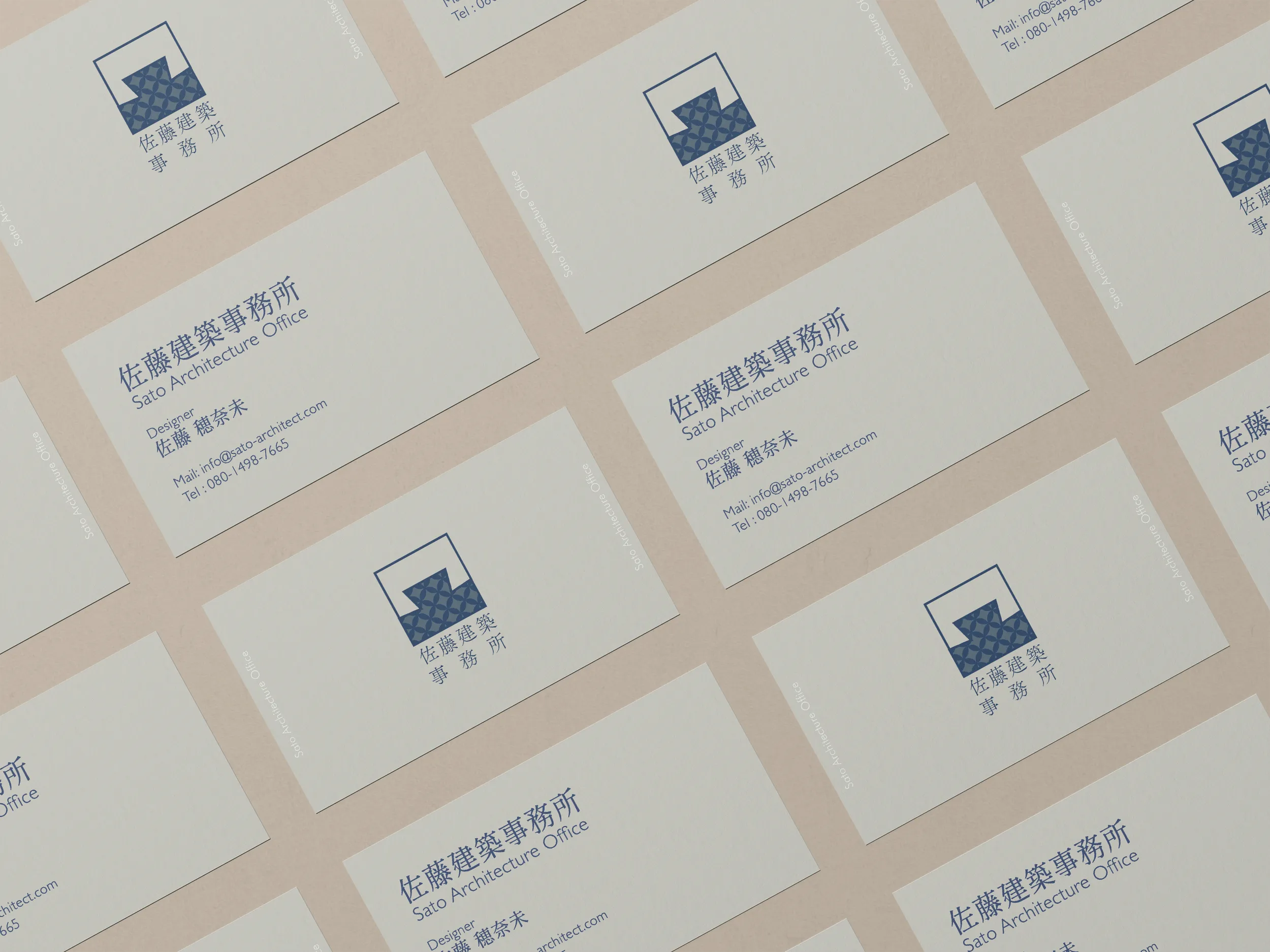 佐藤建築事務所ロゴをあしらった名刺のモックアップ